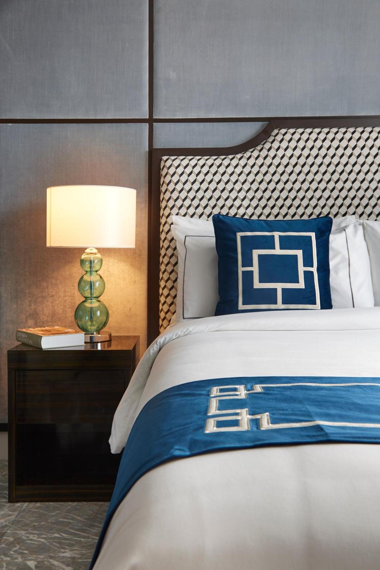 The Face Style Hotel クアラルンプール エクステリア 写真 A bed with a throw pillow