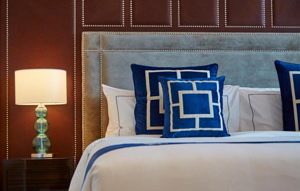 The Face Style Hotel クアラルンプール エクステリア 写真 A bed with a headboard